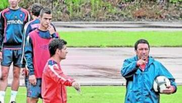 <b>BAJO LA LLUVIA. </b>Eusebio dirigió ayer el entrenamiento bajo un intenso chaparrón en Melgaço.