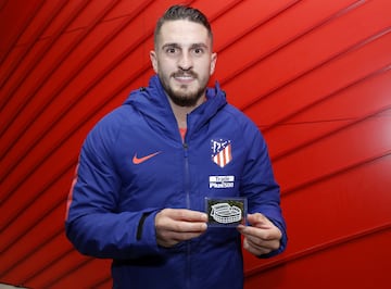 Los pesos pesados del Atleti ya posan con el césped del Calderón de la promoción de As