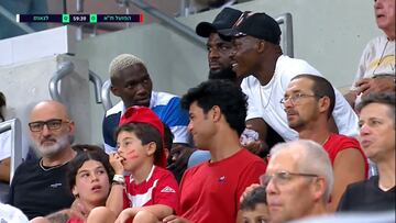 Omeruo, (a la izquierda) en las gradas del Bloomfield Stadium de Israel. Fue el único pepinero que no jugó ni un minuto en el amistoso ante el Hapoel Tel Aviv. 