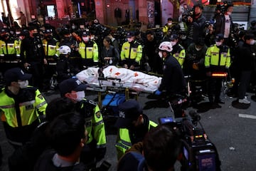 La avalancha en una zona de ocio de un barrio de Sel deja al menos 146 muertos y ms de un centenar de heridos. Segn la prensa surcoreana, las vctimas estaban celebrando Halloween y se quedaron atrapadas en un callejn. 