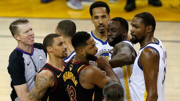 Tristan Thompson y Draymond Green protagonizaron un efrentamiento en el Game 1 de las NBA Finals 2018.