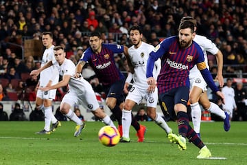 Barcelona-Valencia (2-2).
Messi marcó un doblete e igualó la gran salida del Valencia, que se puso 0-2. El argentino se fue tocado. Los de Marcelino confirmaron su recuperación.