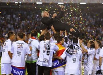 16-04-2014. Final de la Copa del Rey en Mestalla. El Real Madrid ganó 1-2 al Barcelona con goles de Di María y Bale para los blancos y Marc Bartra para los catalanes. En la imagen, los jugadores mantean a Carlo Ancelotti.