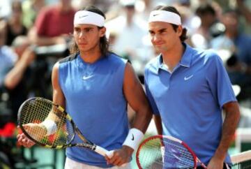 La primera vez que Nadal y Federer se enfrentaron en la final de un Grand Slam fue en Roland Garros, el 11 de junio de 2006, Nadal derrotó a Federer por 1-6, 6-1, 6-4 y 7-6 (4)