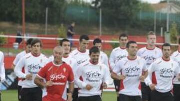 <b>PRIMERAS CARRERAS. </b>La plantilla sportinguista volvió ayer al trabajo con las primeras carreras de la temporada sobre el césped.