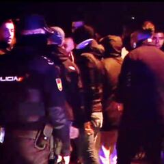 Ultras del Olympiacos destrozan mobiliario urbano en Sevilla