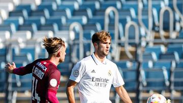 Pablo Ramón controla la pelota ante Rubio.