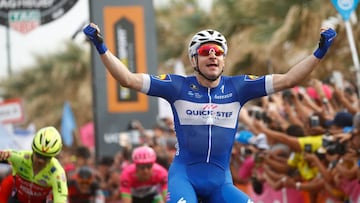 Elia Viviani del Quick Step gana la segunda etapa del Giro.