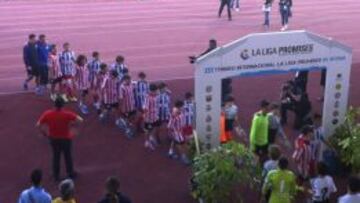 Jugadores de Atl&eacute;tico y Deportivo tras intercambiarse la camiseta