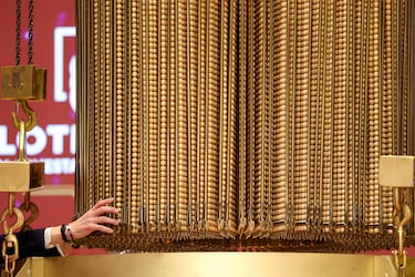 Un trabajador revisa las bolas del Sorteo Extraordinario de Navidad de la Lotería Nacional.