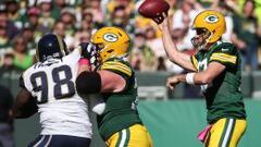 Aaron Rodgers perdi&oacute; el bal&oacute;n tres veces en el partido contra los Rams.