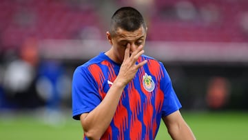 Roberto Alvarado realiza el calentamiento con Chivas previo a un partido.