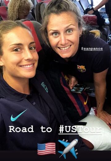 Las jugadoras del Barcelona Femenino durante el vuelo.