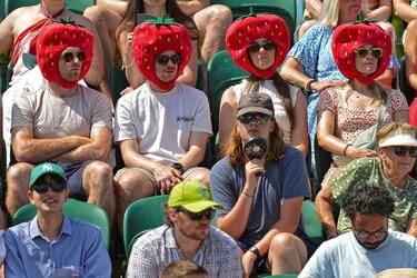 Comenzó el torneo de tenis de Wimbledon y el espectáculo no se hizo esperar en el All England Club de Londres, tanto en la hierba de la pista como en las gradas del recinto. En esta divertida imagen, cuatro espectadores observan atentamente el partido entre Alcaraz y Fognini con sombreros con forma de fresa y gafas oscuras para protegerse del sol. 