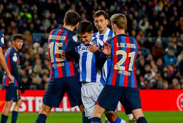 Mikel Oyarzabal mira como Andreas Christensen y Frenkie de Jong impiden el paso a Martín Zubimendi.