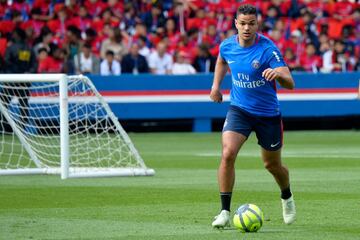 Atacante francés de 32 años, quien pasó por grandes equipos en su país como el OL Lyon, OL de Marsella y el PSG. Su último club fue el Stade Rennais.