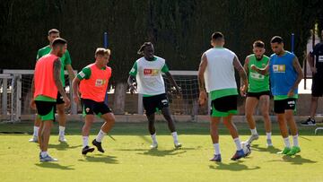Domingos Quina y Boy¨¦ ya se entrenan con el grupo y Fidel es duda