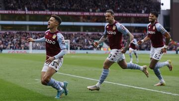 Philippe Coutinho, Danny Ings y Tyrone Mings, jugadores del Aston Villa, celebran un gol.