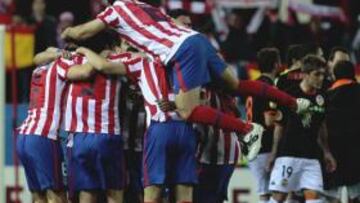 <b>BARULLO. </b>Los centrales rojiblancos Juanito y Domínguez saltan y chocan en la salida de un córner con los jugadores del conjunto che Fernandes y Maduro.