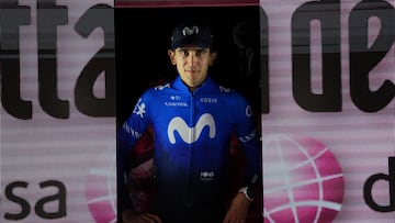 Pelayo Sánchez sale al podio del Giro en la meta de Rapolano Terme después de lograr la victoria