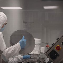 Crean un virus casi 'gemelo' al de la COVID: no se puede infectar