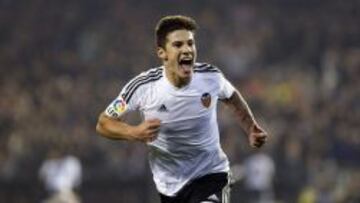 El delantero del Valencia, Santi Mina, celebra el gol del equipo valencianista.