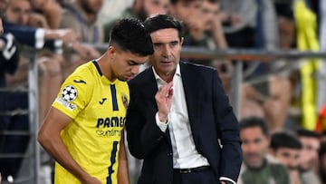 Soccer Football - UEFA Champions League - Villarreal v Juventus - Estadio de la Ceramica, Villarreal, Spain - October 1, 2025 Villarreal coach Marcelino speaks to Ilias Akhomach before he come on as a substitute REUTERS/Pablo Morano