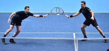 La pareja de dobles formada por el británico Jamie Murray y el brasileño Bruno Soares durante el partido que jugaron contra la pareja formada por el croata Ivan Dodig y el español Marcel Granollers Durante el torneo ATPFinals que se disputa en el O2 Arena en Londres.