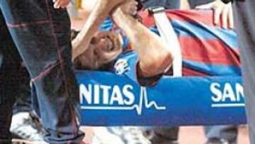 <b>MAL SALTO. </b>Edmilson buscó un balón aéreo junto a Pineda y al caer lo hizo con la rodilla derecha desestabilizada. Estará seis meses de baja.