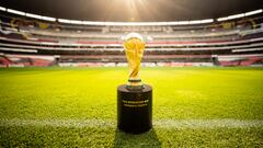 Fotografía del trofeo de la Copa Mundial de la FIFA, presente en el Estadio Azteca.