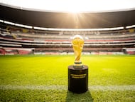 Fotografía del trofeo de la Copa Mundial de la FIFA, presente en el Estadio Azteca.