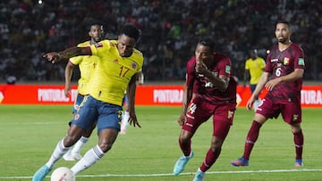 Soccer Football - World Cup - South American Qualifiers - Venezuela v Colombia - Estadio Cachamay, Ciudad Guayana, Venezuela - March 29, 2022 Colombia's Luis Sinisterra in action with Venezuela's Oscar Gonzalez REUTERS/Manaure Quintero