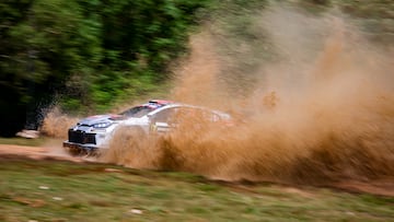 S¨¦bastien Ogier, con el Toyota en el Rally de Cerde?a.