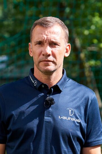 La leyenda del fútbol ucraniano y embajador de Laureus, Andriy Shevchenko, pidió más apoyo de salud mental para los jóvenes refugiados. 
Visitó una escuela de verano en Varsovia que está ayudando a los niños de Ucrania a recuperar el aprendizaje y el juego perdidos. 
Desde que la guerra se intensificó hace cinco meses, se han registrado al menos 5,8 millones de refugiados de Ucrania en toda Europa, la mitad de los cuales se estima que son niños y muchos no tienen acceso a la educación durante semanas.
Las escuelas de verano de Save the Children para niños de Ucrania en Polonia están proporcionando un refugio seguro donde los jóvenes refugiados pueden mejorar su educación, salud mental y bienestar psicosocial.