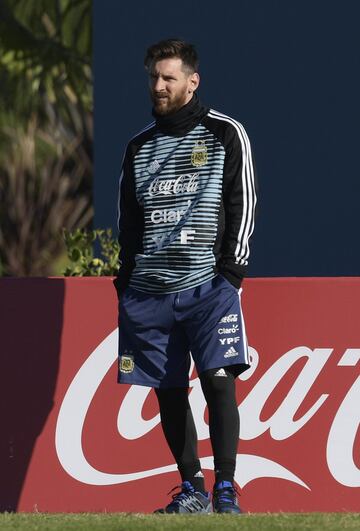 El capitán de la selección argentina, Lionel Messi, participa en un entrenamiento, en las instalaciones de la Asociación del Fútbol Argentino (AFA)