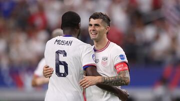 ARLINGTON, TEXAS - JUNE 23: Yunus Musah of United States hugs Christian Pulisic of United States during the CONMEBOL Copa America 2024 Group C match between United States and Bolivia at AT&T Stadium on June 23, 2024 in Arlington, Texas.   Omar Vega/Getty Images/AFP (Photo by Omar Vega / GETTY IMAGES NORTH AMERICA / Getty Images via AFP)