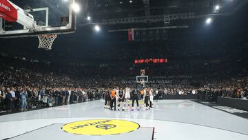 Belgrade (Serbia), 04/05/2023.- A minute of silence ahead of the Euroleague basketball match between Partizan Belgrade and Real Madrid in Belgrade, Serbia, 04 May 2023. A teenage student fatally shot seven girls, one boy and a security guard using two handguns, which he had taken from his father. Six children and a teacher were also injured in the attack that taken place at the "Vladislav Ribnikar" elementary school on 03 May 2023. (Baloncesto, Atentado, Euroliga, Belgrado) EFE/EPA/ANDREJ CUKIC