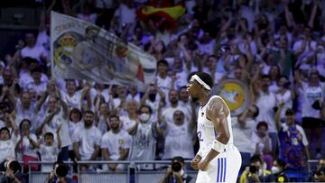 Guerschon Yabusele saca músculo en el tercer partido de la final disputado el viernes. Detrás, la afición madridista con una bandera en la que se ve a Sergio Llull y Felipe Reyes.