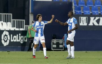 ??EMPATA BRYAN GIL!! ?Buen centro de Jonathan Silva desde la izquierda que recibe el canterano sevillista, controla en el ¨¢rea peque?a y bate a Areola con un tiro cruzado!