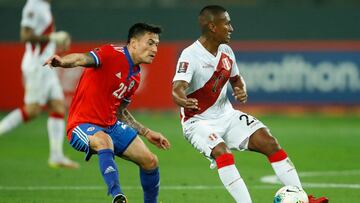 Chile&#039;s Charles Aranguiz (L) and Peru&#039;s Pedro Aquino (R) vie for the ball during their South American qualification football match for the FIFA World Cup Qatar 2022 at the National Stadium in Lima on October 7, 2021. (Photo by Daniel APUY / POOL