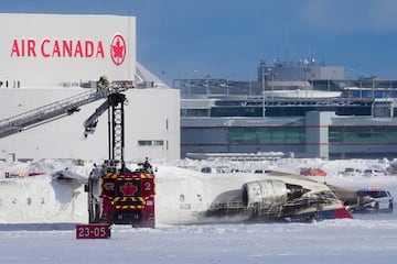 La aeronave, tras el accidente, ha quedado del revs. 