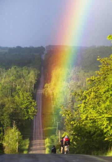 Los miembros del Club Ciclista Peterborough, viajan con regularidad por las carreteras del condado, juntos después del trabajo, en la imagen pedalean junto a un arco iris.