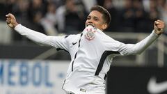 Pedrinho durante un partido con el Corinthians.