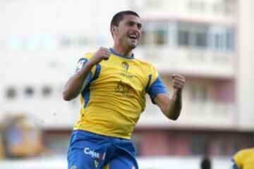 (1976, La Algaba, Sevilla) empezó su carrera futbolística en el filial del Betis, pasando después por el Mallorca hasta recalar en las filas del Deportivo de la Coruña, equipo en el que consiguió sus mayores logros deportivos: un Trofeo Pichichi en 2002, dos Supercopas de España en 2000 y 2002 y una Copa del Rey en 2002. Tras militar en varios clubes, colgó las botas en el Cádiz en 2010.