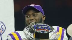 Leonard Fournette, corredor de  LSU Tigers levantando el trofeo de la AdvoCare V100 Texas Bowl.