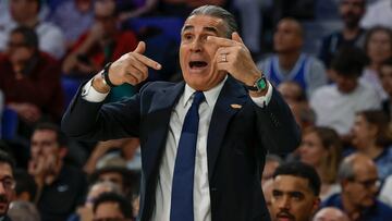 MADRID, 15/10/2025.- El entrenador del Real Madrid, el italiano Sergio Scariolo, durante el encuentro ante el Partizan correspondiente a la fase regular de la Euroliga que disputan hoy miércoles en el Movistar Arena, en Madrid. EFE/Juanjo Martín