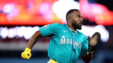 TORONTO, ONTARIO - OCTOBER 19: Randy Arozarena #56 of the Seattle Mariners advances home to score a run against the Toronto Blue Jays during the sixth inning in game six of the American League Championship Series at Rogers Centre on October 19, 2025 in Toronto, Ontario. Vaughn Ridley/Getty Images/AFP (Photo by Vaughn Ridley / GETTY IMAGES NORTH AMERICA / Getty Images via AFP)