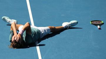 EPA452. MELBOURNE (AUSTRALIA), 01/22/2019.- Stefanos Tsitsipas de Grecia celebra su victoria ante Roberto Bautista Agut de España al finalizar el partido de los cuartos de final que enfrentó a ambos en el Abierto de Tenis de Australia 2019 este martes en Melbourne (Australia). EFE/ Hamish Blair PROHIBIDO SU USO EN AUSTRALIA Y NUEVA ZELANDA