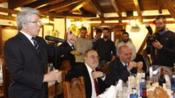 Enrique Cerezo, en el discurso navideño con Alfredo Relaño, director de AS, de fondo.