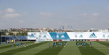 La plantilla del Real Madrid entrenándose antes de viajar a Kiev. 